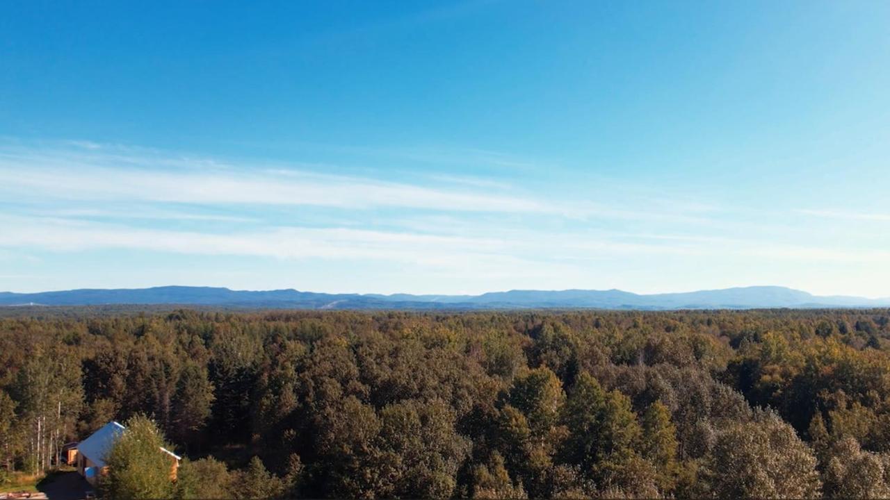 Au Pied Des Monts-Valin, Hebergement Touristique Saint-Honoré エクステリア 写真
