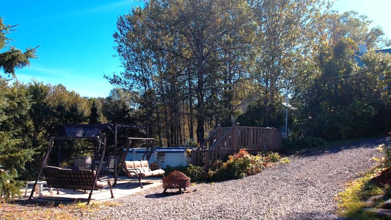Au Pied Des Monts-Valin, Hebergement Touristique Saint-Honoré エクステリア 写真